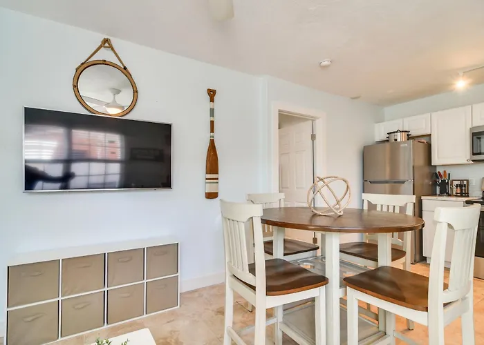 Apartment With Easy Access To Indian Rocks Beach!